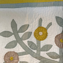 Load image into Gallery viewer, Antique Flower Quilt