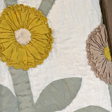 Load image into Gallery viewer, Antique Flower Quilt