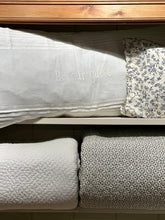 Load image into Gallery viewer, Caroline Quilt